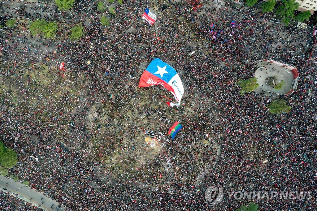 지난달 25일 100만 명 이상이 참여한 칠레 시위