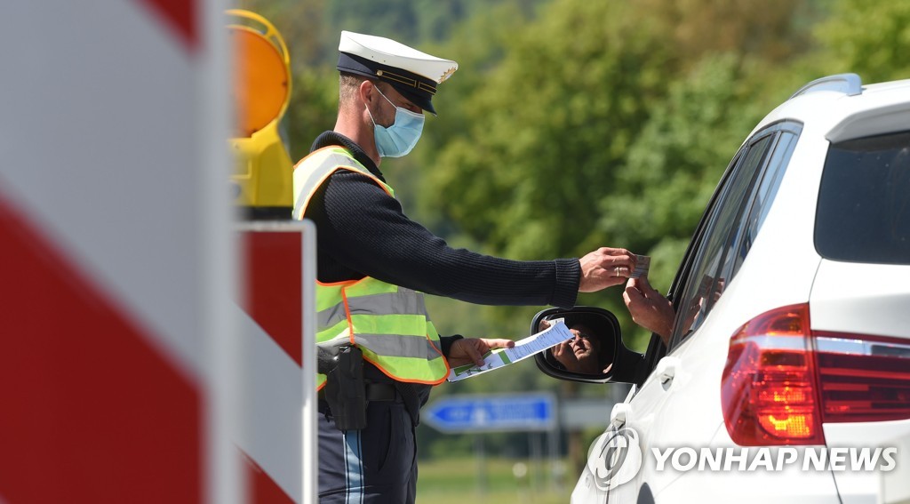 오스트리아와의 국경지대에서 차량 운전자의 신분증 검사를 하는 독일 경찰 [AFP=연합뉴스]