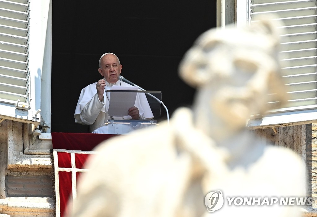 주일 삼종기도 주례하는 프란치스코 교황. 2020.7.12. [AFP=연합뉴스]