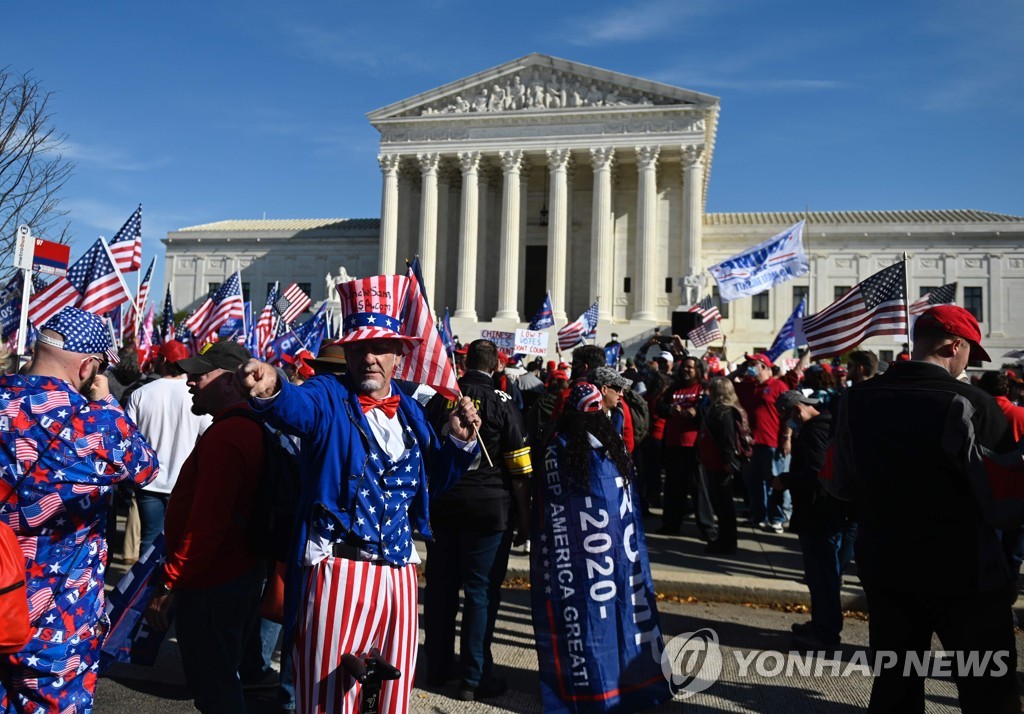 미국 워싱턴DC 연방대법원 청사 앞에 모인 트럼프 대통령 지지자들 [AFP=연합뉴스]