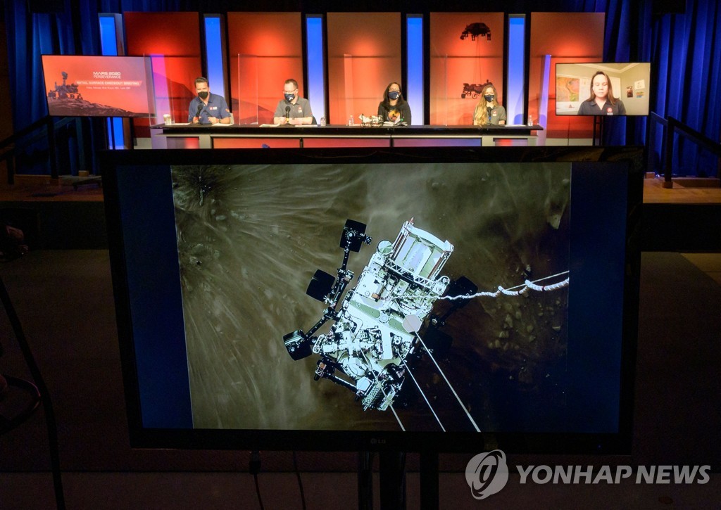 탐사 로버 하강 장면을 공개하는 NASA 기자회견