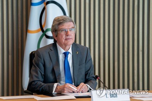 理事会の結果を説明するＩＯＣのバッハ会長＝（ＡＦＰ＝聯合ニュース）