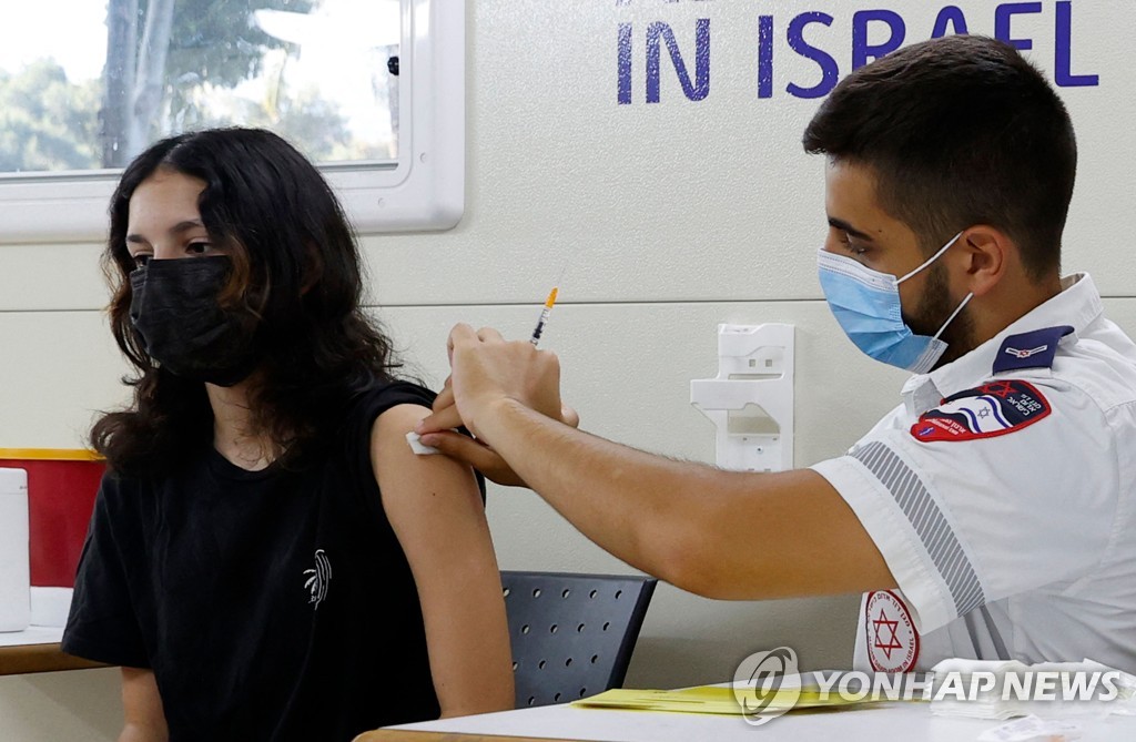 이스라엘에서 한 소녀가 코로나 백신을 맞는 모습