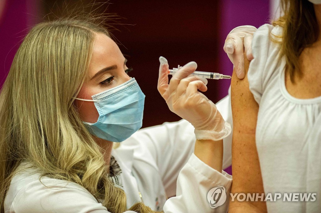 미국 코네티컷에서 얀센 백신을 접종하는 약사