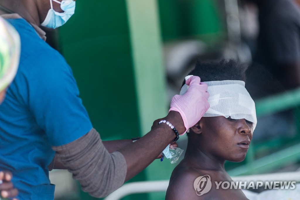 치료받는 아이티 지진 부상자