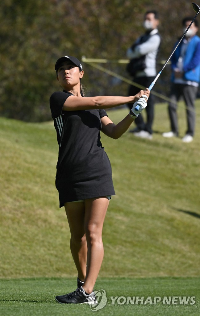 In this AFP photo, Danielle Kang of the United States hits her tee shot from the fourth hole during the second round of the BMW Ladies Championship at LPGA International Busan in Busan, some 450 kilometers southeast of Seoul, on Oct. 22, 2021. (Yonhap)