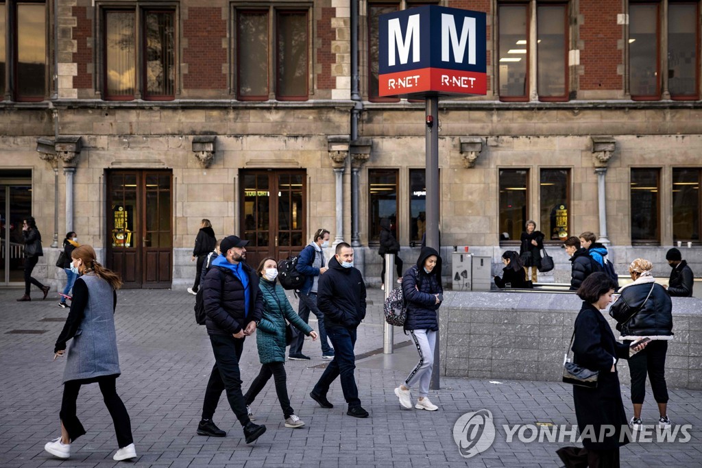 (암스테르담 AFP=연합뉴스) 3일(현지시간) 네덜란드 암스테르담 도심 거리에서 마스크를 쓴 사람들이 걸어가고 있다. 2021.11.4. photo@yna.co.kr [Ramon van Flymen / ANP / AFP. 재판매 및 DB 금지]
