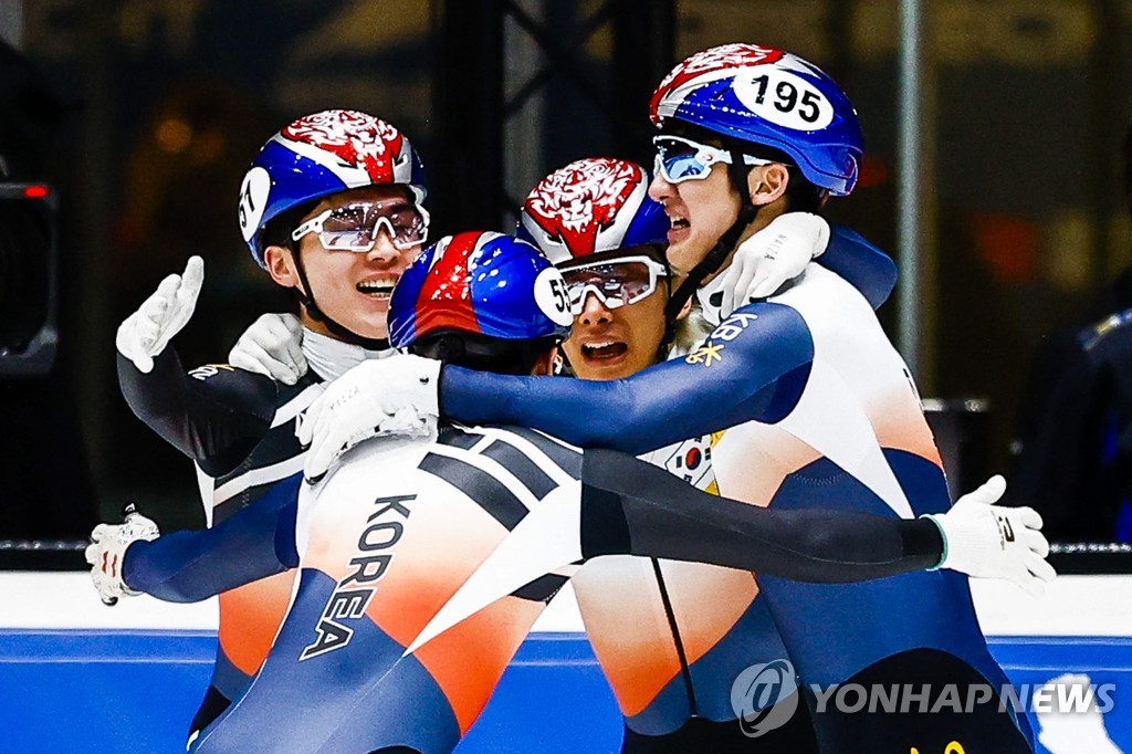 In this AFP photo, members of the South Korean men's 5,000m relay team celebrate their gold medal at the International Skating Union Short Track Speed Skating World Cup at Sportboulevard Dordrecht in Dordrecht, the Netherlands, on Nov. 28, 2021. (Yonhap)