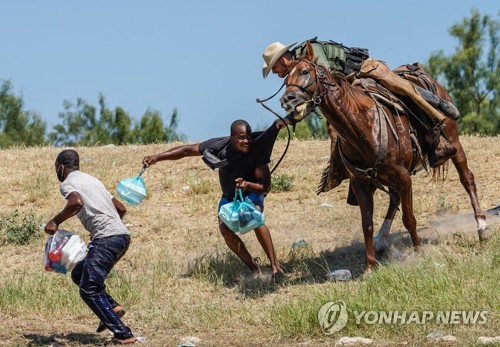 지난 9월 미 국경에서 아이티 이민자들을 채찍으로 쫓는 미 국경순찰대원