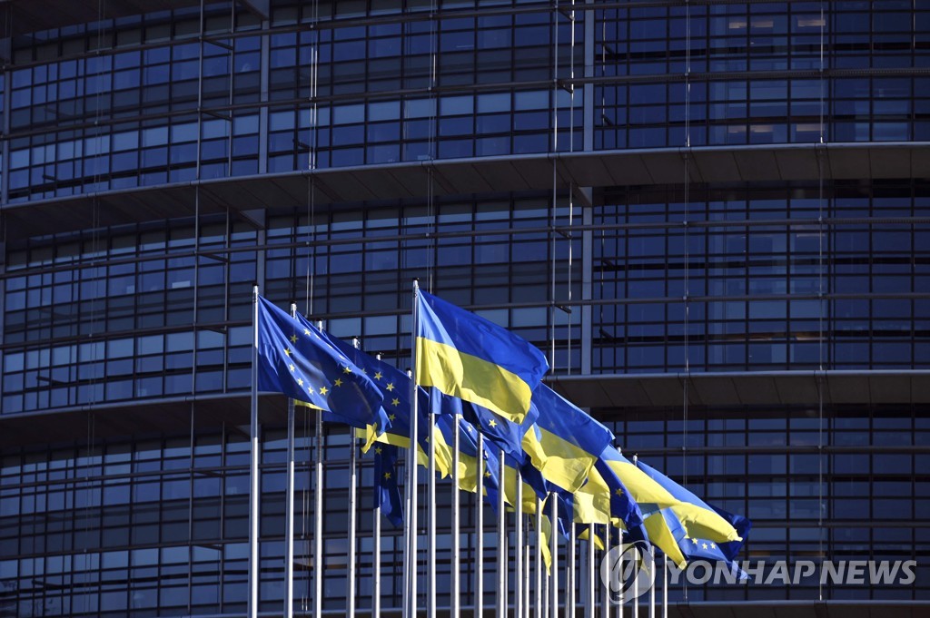 (스트라스부르 AFP=연합뉴스) 프랑스 스트라스부르에 있는 유럽의회 밖에 유럽연합(EU) 깃발과 우크라이나 국기가 보인다. 2022.3.8 photo@yna.co.kr 