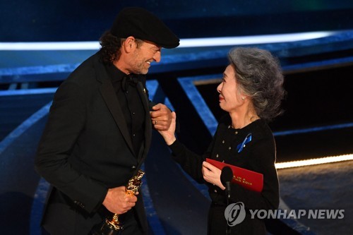 Youn Yuh-jung presents supporting actor Oscar in sign language