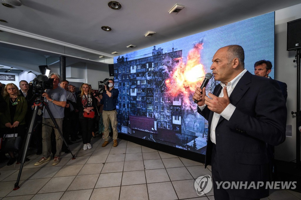 (다보스 AFP=연합뉴스) 우크라이나 기업인이 23일(현지시간) 스위스 다보스에서 열린 세계경제포럼(WEF)의 연차 총회 기간 열리는 '러시아 전쟁 범죄 하우스' 개관식에서 발언하고 있다. 2022.5.23 photo@yna.co.kr