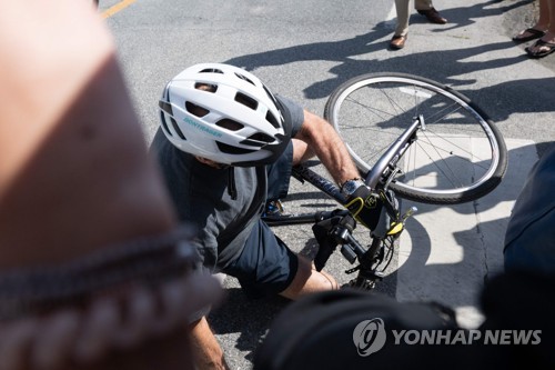 지난달 자전거를 타던 중 넘어진 조 바이든 미국 대통령