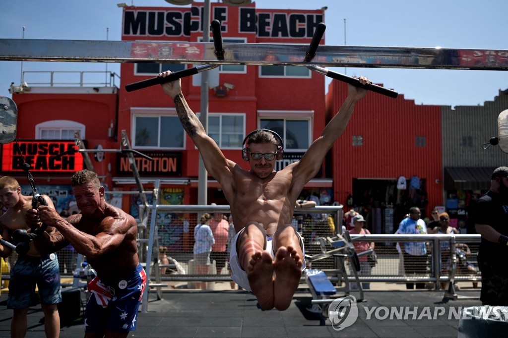 US-MUSCLE-BEACH-COMPETITION-BODYBUILDING