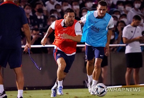 일본을 방문한 PSG의 공개훈련에 나선 리오넬 메시(왼쪽)