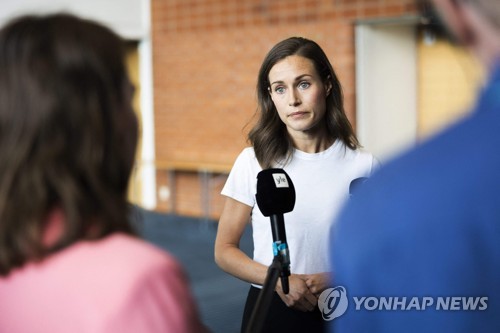 기자들에게 답하는 핀란드 총리