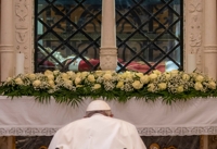 라퀼라 방문한 프란치스코 교황, '조기 사임설' 모락모락