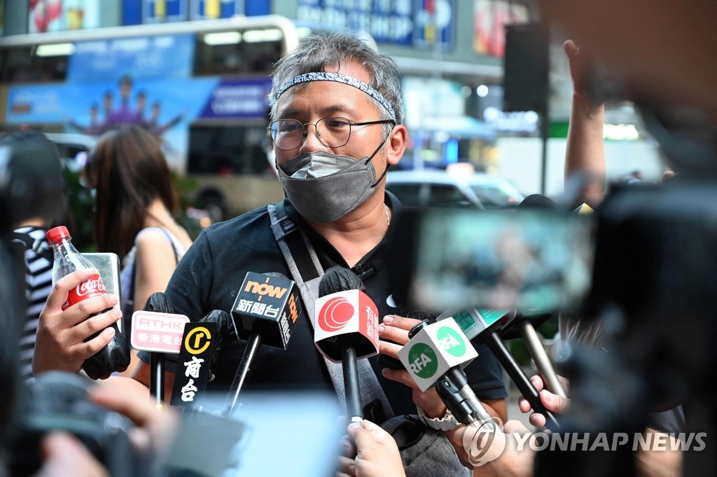 (AFP=연합뉴스) 19일 홍콩 몽콕 경찰서 앞에서 취재진의 질의에 답하는 론슨 챈 홍콩기자협회장. 그는 이날 공무집행 방해 혐의로 기소됐다. 2022.9.19.