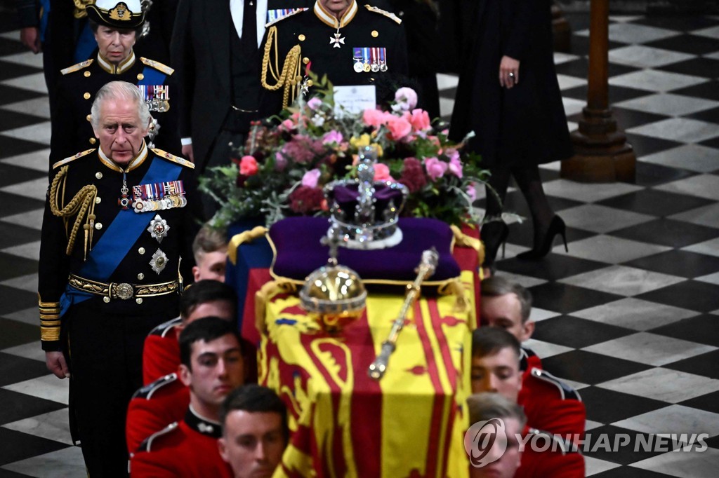 장례식을 마치고 웨스트민스터 사원 밖으로 옮겨지는 여왕의 관.
