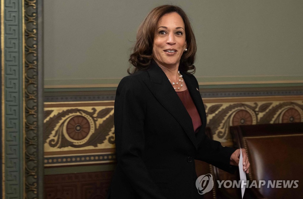 This AFP photo shows U.S. Vice President Kamala Harris arriving at the Eisenhower Executive Office Building in Washington on Sept. 19, 2022 for a swearing-in ceremony for new U.S. ambassador to the Association of Southeast Asian Nations. (Yonhap)