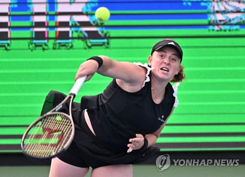 In this AFP photo, Jelena Ostapenko of Latvia serves against Jeong Bo-young of South Korea during their women's singles round of 32 match at the WTA Hana Bank Korea Open at Olympic Park Tennis Center in Seoul on Sept. 20, 2022. (Yonhap)