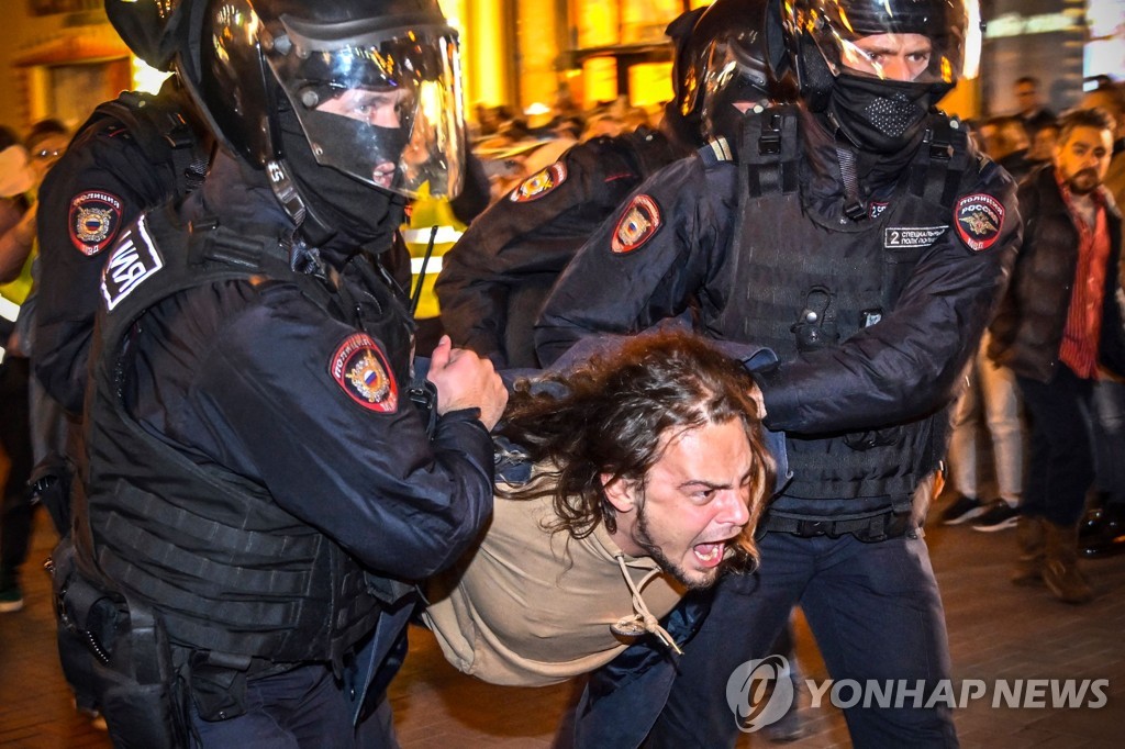 푸틴 '부분 동원령'에 러 곳곳 반대 시위…"400여명 체포"