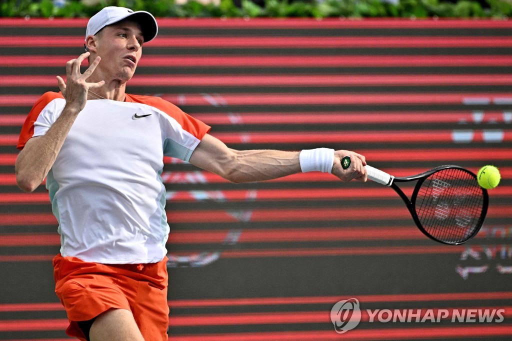 In this AFP photo, Denis Shapovalov of Canada hits a return against Jaume Munar of Spain during their men's singles second round match at the ATP Eugene Korea Open at Olympic Park Tennis Center in Seoul on Sept. 28, 2022. (Yonhap)