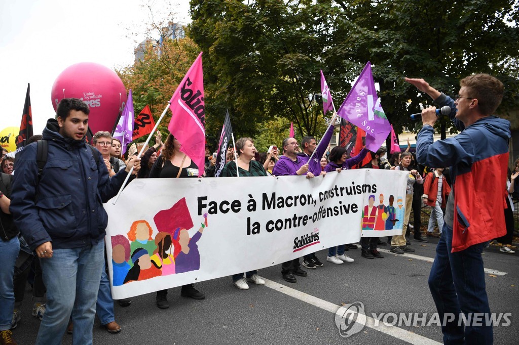 프랑스 파리에서 행진하는 노조원들