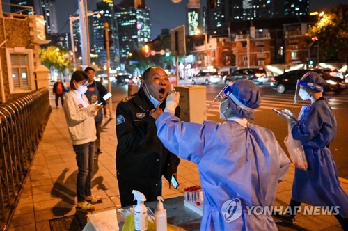 (AFP=연합뉴스) 지난 1일 중국 상하이의 주민이 코로나19 검사를 받는 모습. 2022.11.2.