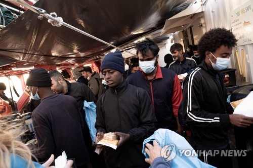 프랑스, 난민선 이주민 절반 입국 거부…미성년자 절반은 달아나