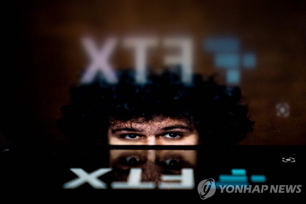 FTX 로고와 창업자 샘 뱅크먼-프리드의 얼굴 합성사진