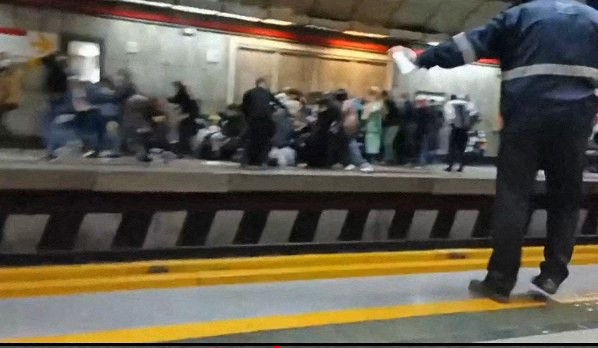 지난 16일 이란 테헤란 지하철 승강장에서 총성에 놀란 시민들이 출구를 향해 대피하는 모습