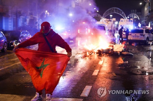 '승리에 도취'…벨기에에서 모로코 축구팬들 난동