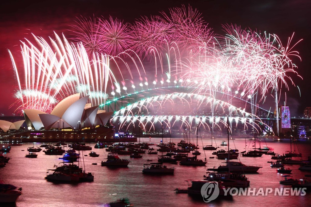 Spectacular fireworks display, battle trench resolution… Celebrating the new year, the “opposite opposites” of the global village (complete)