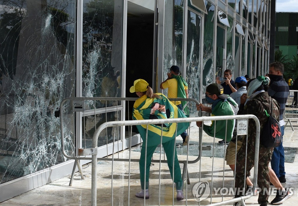 No dia 8 (horário local), manifestantes quebraram as vidraças do Supremo Tribunal Federal contra a eleição presidencial no Brasil.