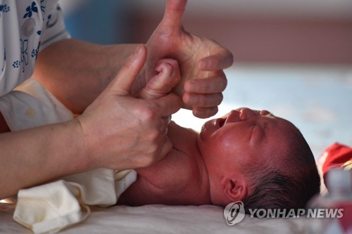 "아기 안 낳는 중국, 4년만에 분유시장 3분의 1 사라질 가능성"