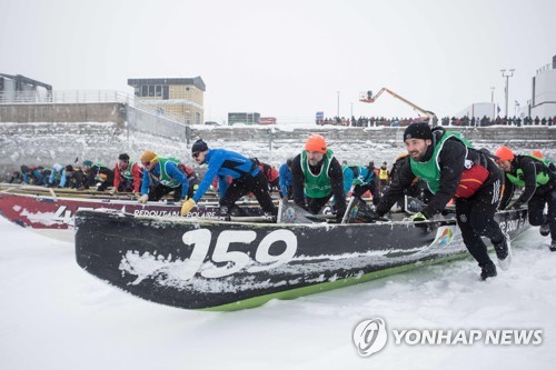 '스릴만점 얼음강 위 경쟁'… 캐나다 카누 카니발
