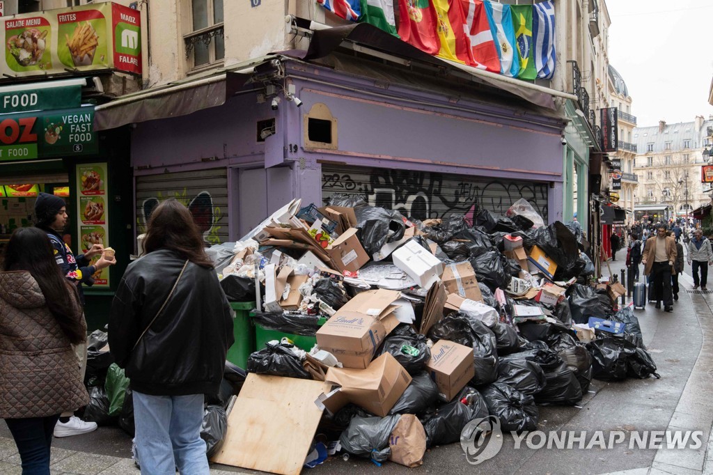 쓰레기 수거업체 파업으로 지저분해진 프랑스 파리