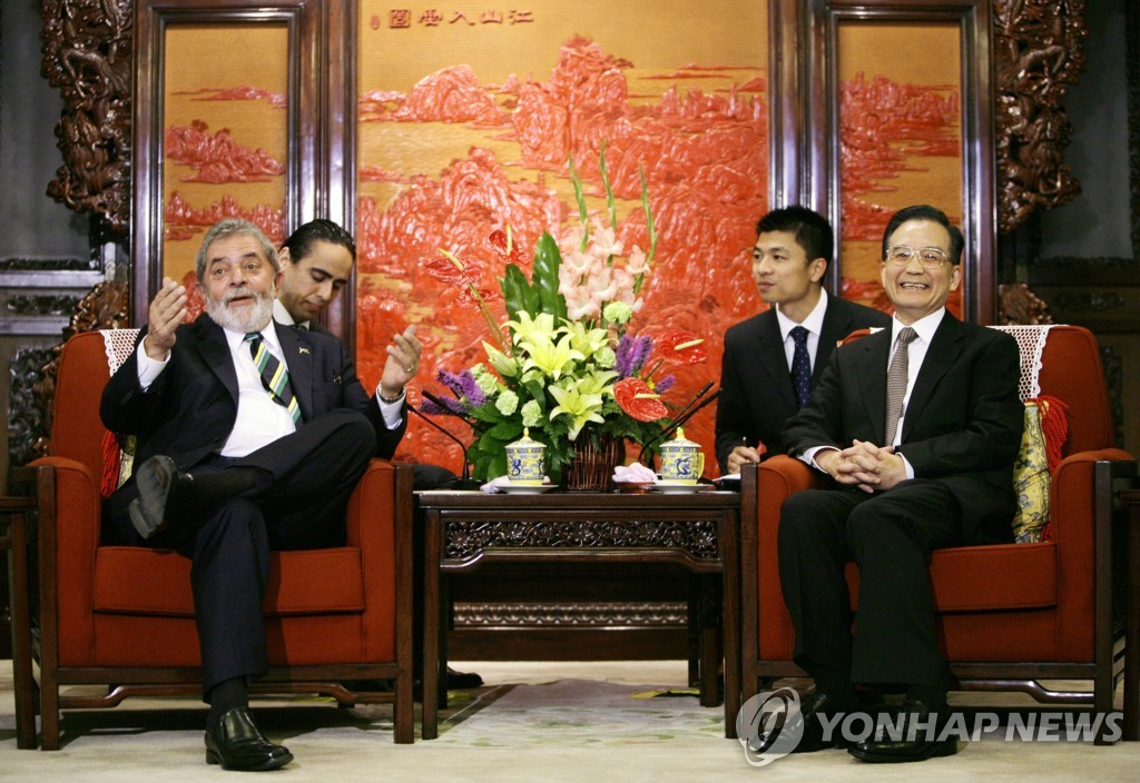 2009년 베이징을 찾아 원자바오 당시 총리(오른쪽)와 면담하는 룰라