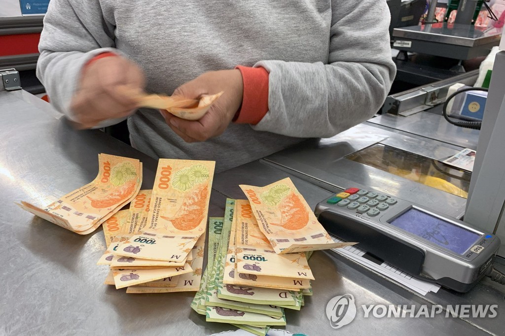 아르헨티나 지폐를 정리하는 마트 계산원(기사와 직접적인 관계없음)