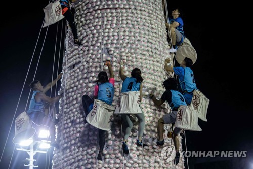 '거대 빵탑, 누가 많이 담나'…中 홍콩 청차우섬 '빵축제' 