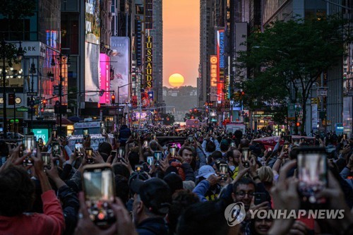 '일년에 두번'…美 뉴욕 진귀한 일몰현상 '맨해튼 헨지' 구경꾼들