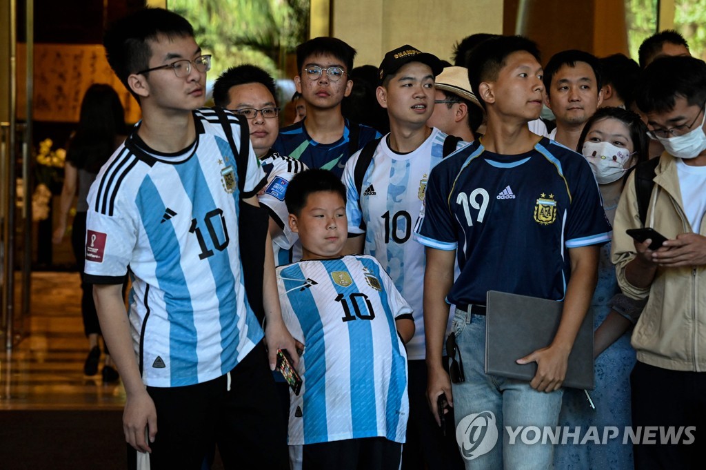 아르헨 대표팀 숙소 앞에 모인 중국 축구팬들