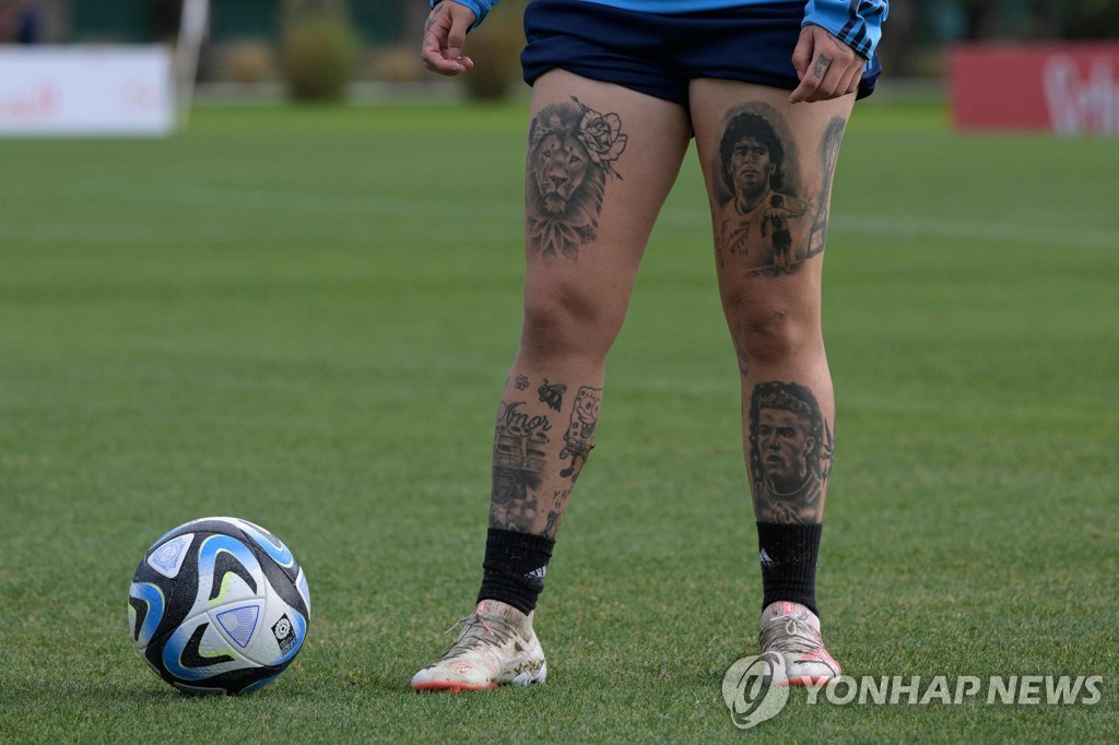 야밀라 로드리게스의 다리에 새겨진 호날두와 마라도나