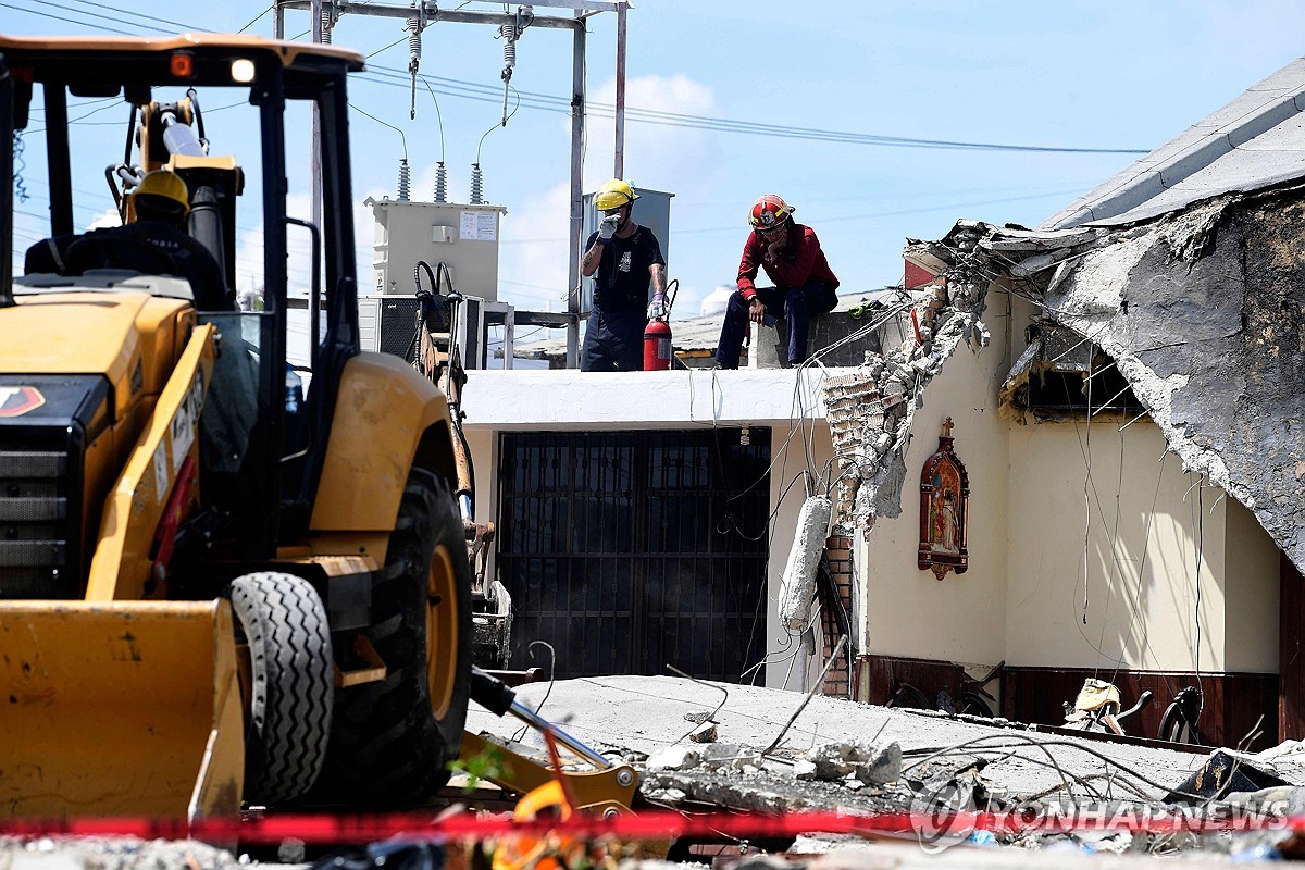 '얇은 지붕 등 구조적 결함'…멕시코 성당 붕괴 사망자 11명으로 늘어