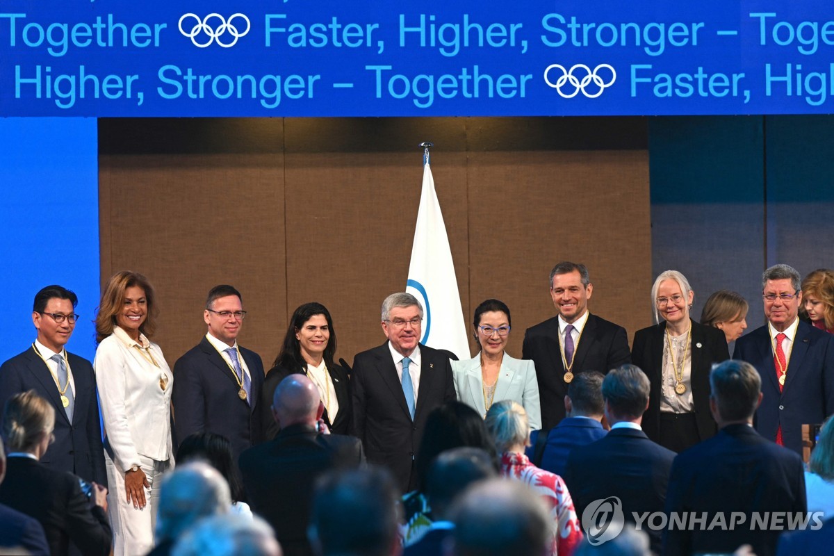이 AFP 사진에서, 2023년 10월 17일 뭄바이에서 열린 IOC 회의에서 새로 선출된 국제 올림픽 위원회(IOC) 위원들이 토마스 바흐 IOC 위원장(가운데)과 함께 서 있습니다. 왼쪽부터: 한국의 김재열, 세실리아 타이트 페루 출신, 헝가리 Plaza Forges, 이스라엘 출신 Yael Arad, 말레이시아 출신 Bach와 Michael Yeoh, 독일 출신 Michael Mruns, 스웨덴 출신 Petra Sorling, 튀니지 출신 Mahrez Bussiani.  (연합)