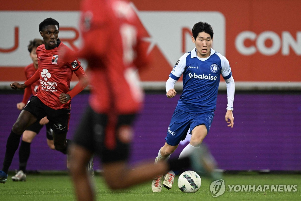 홍현석(오른쪽)의 리그 경기 모습.
