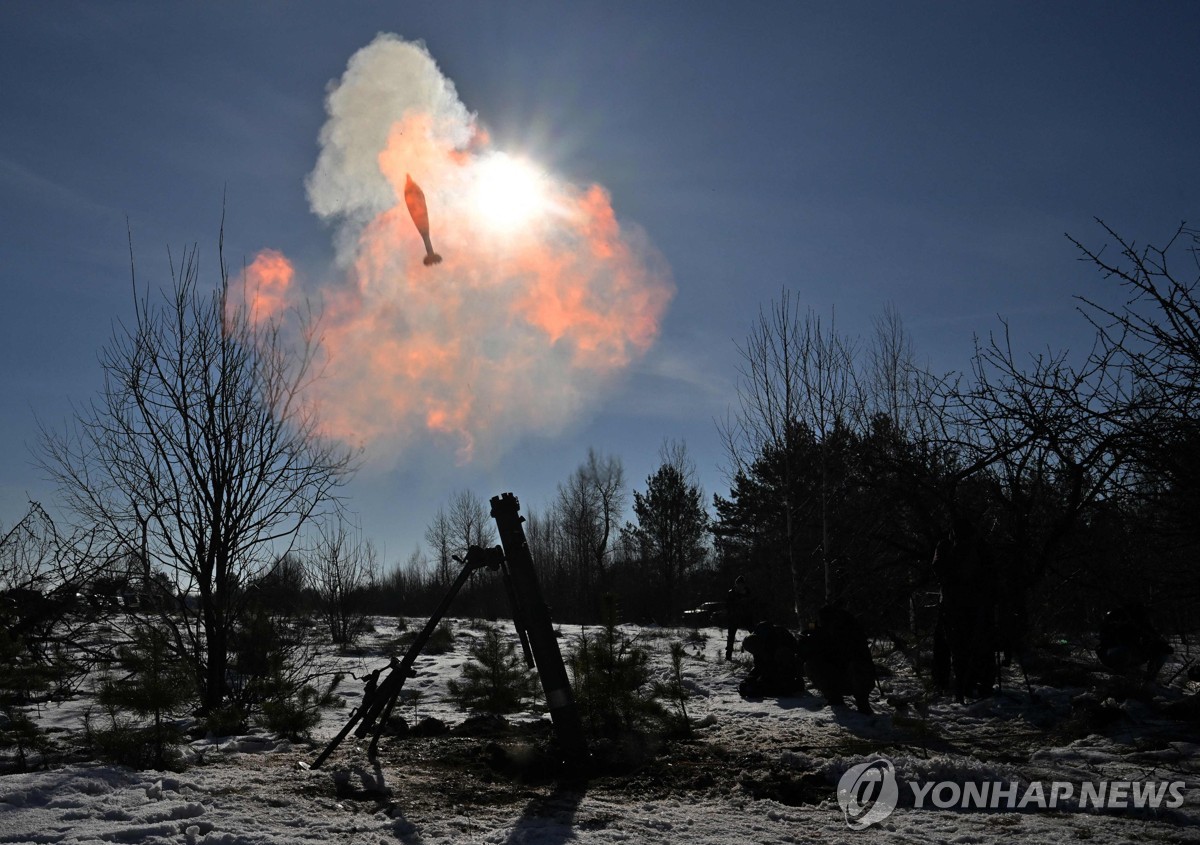 박격포를 발사하는 우크라이나군