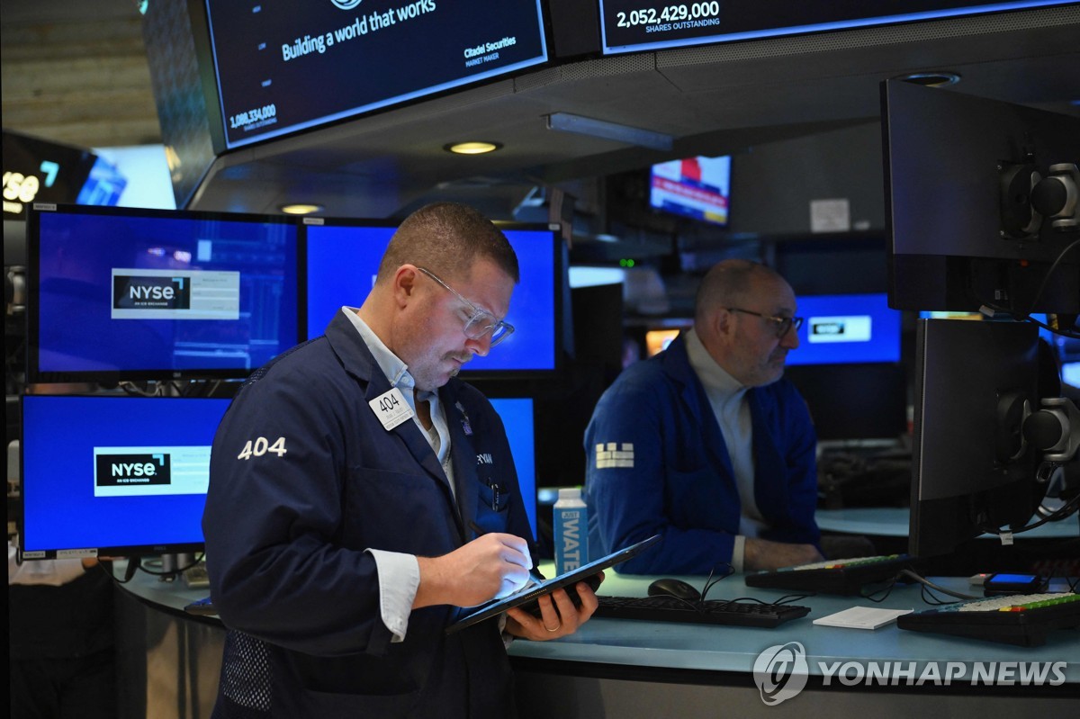 NYSE 입회장에서 일하는 트레이더들의 모습