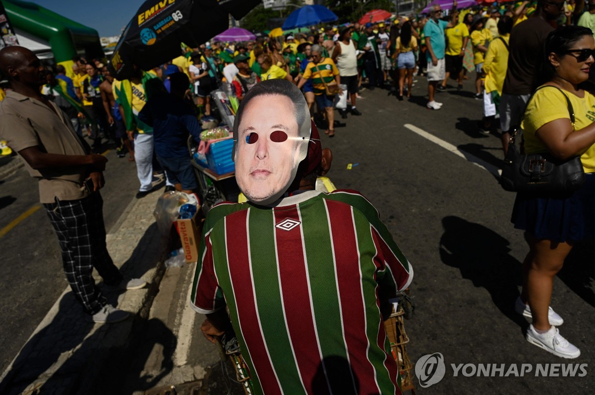 브라질 정치 행사에 등장한 '머스크 가면'